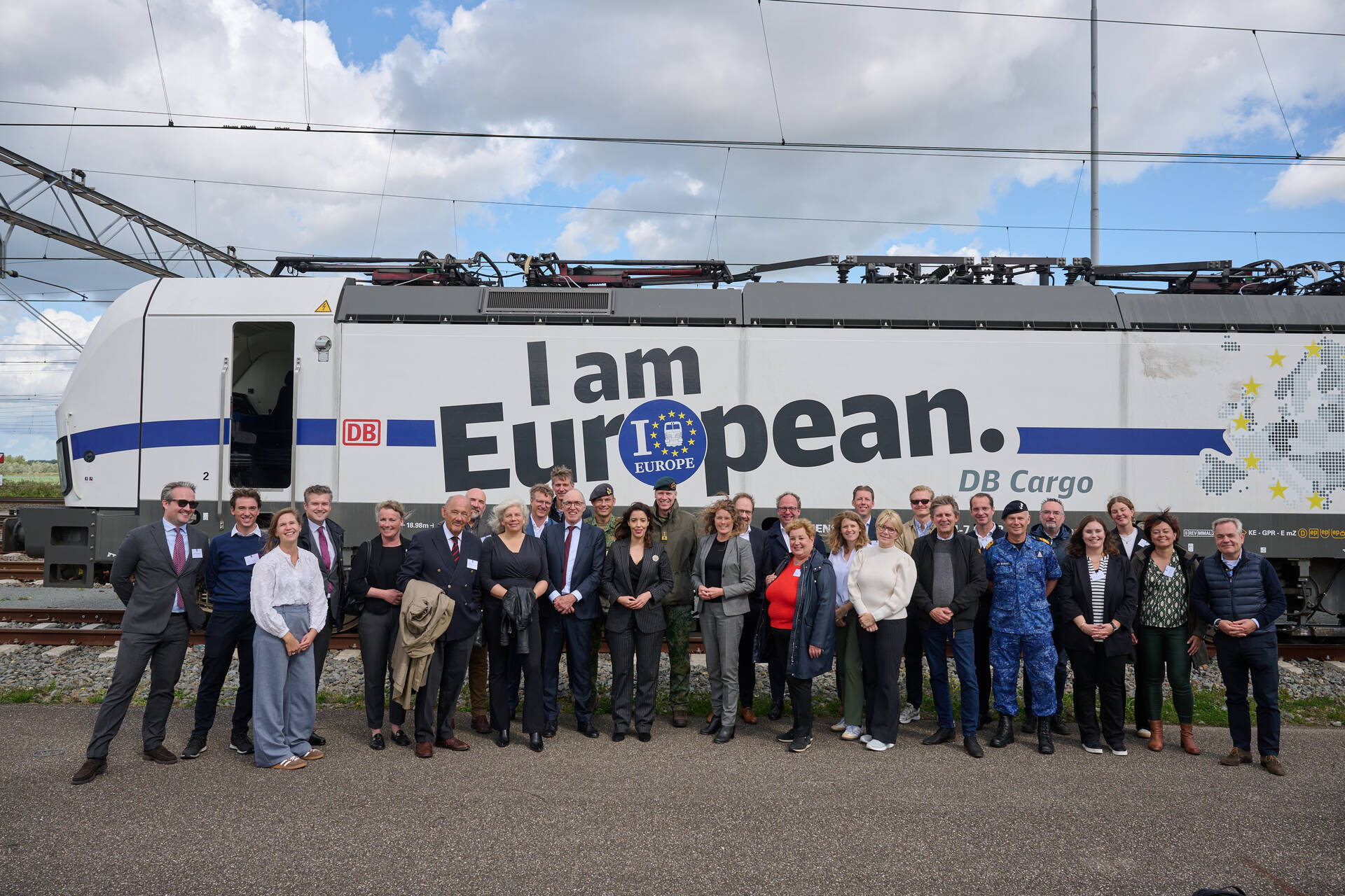 Leden van de commissie Buitenlandse Zaken, Defensie en Ontwikkelingshulp op bezoek bij het Defensie Ondersteuningscommando