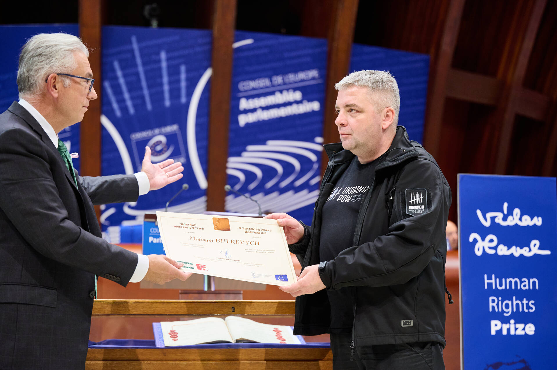 De Oekraïense journalist en mensenrechtenverdediger Maksym Butkevych ontving in Straatsburg de Václav Havelprijs