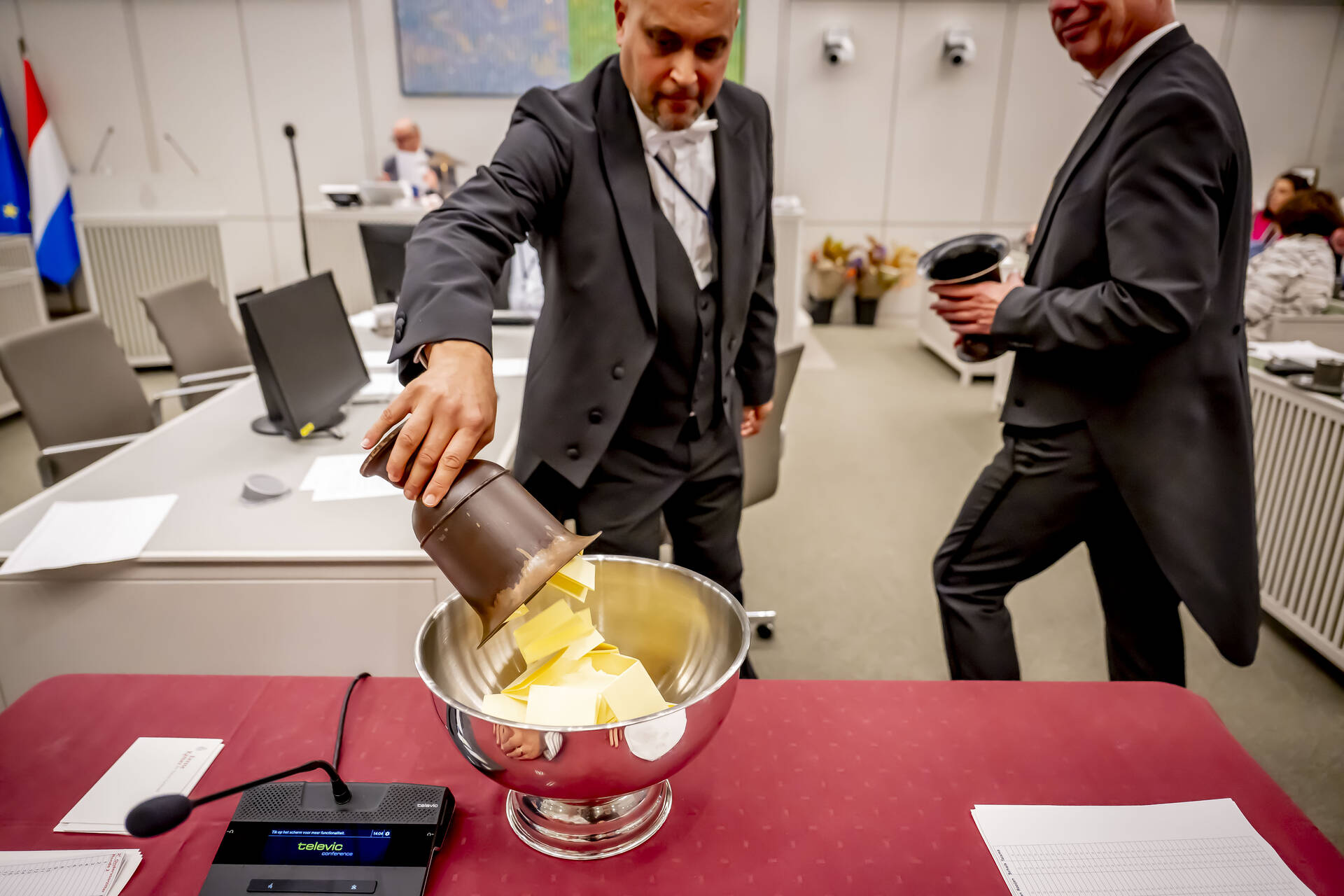 Het inleveren van de stembriefjes