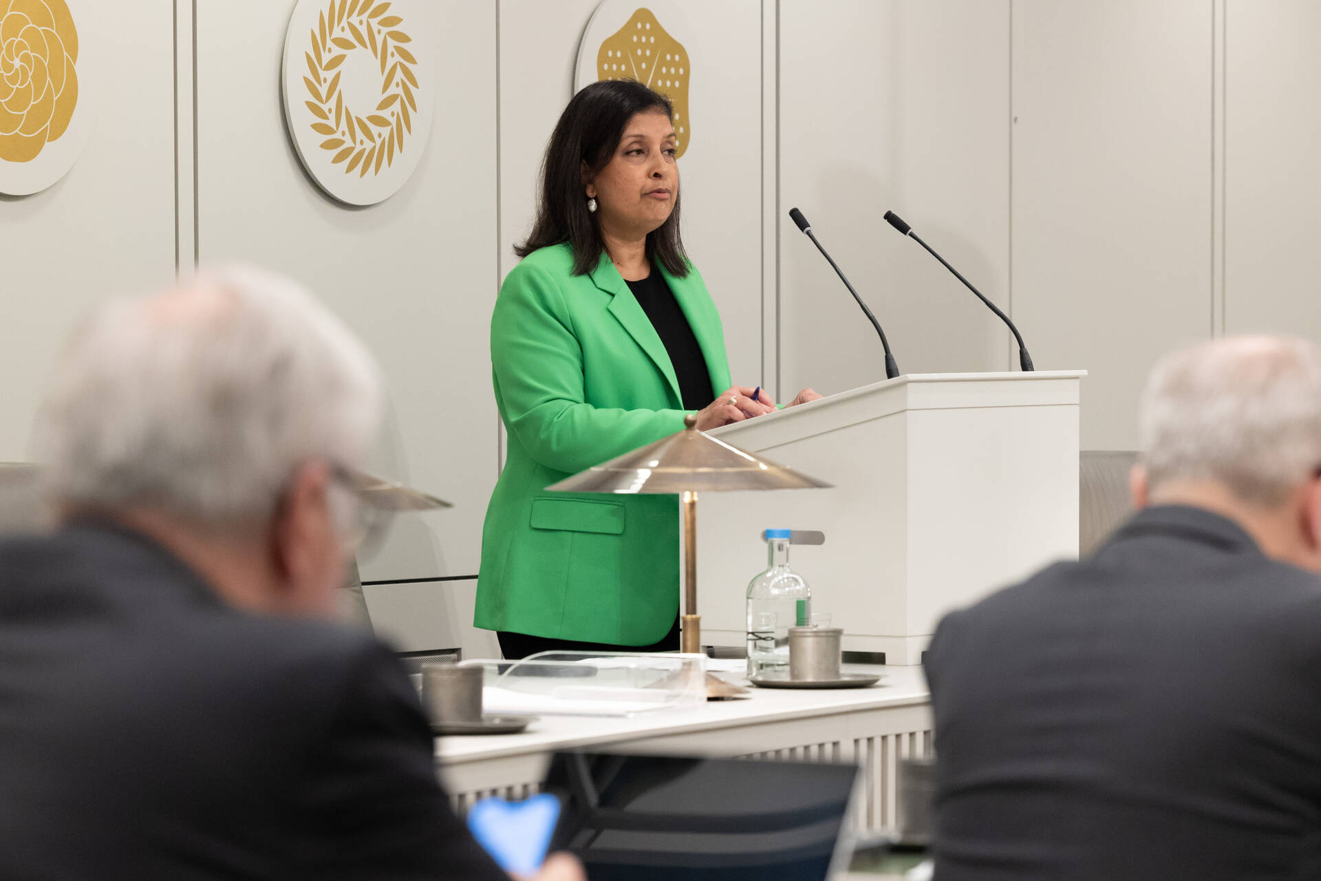 Minister Paul spreekt tijdens het debat op 11 november 2025