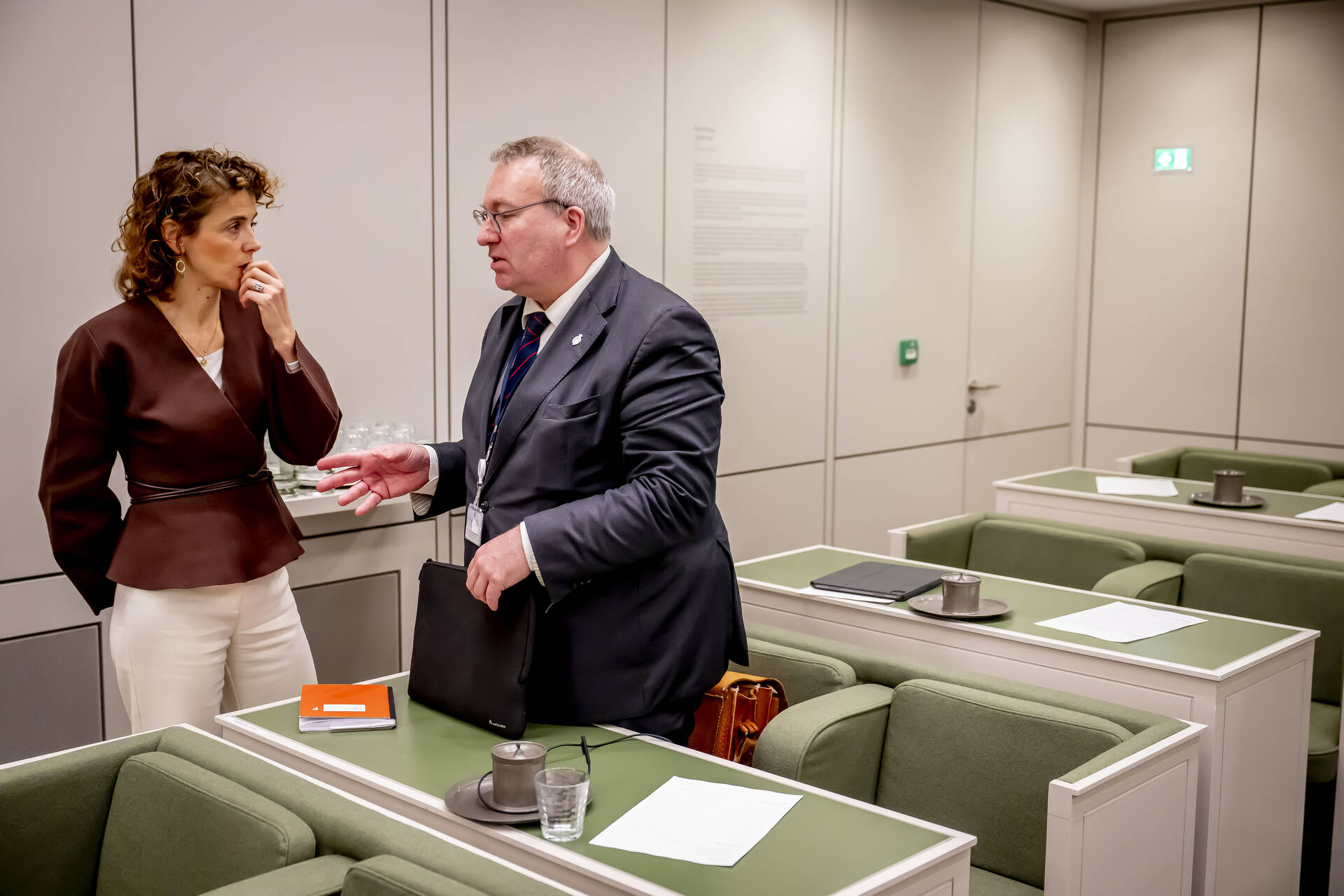Minister Hermans (links) met senator Walenkamp (Fractie-Walenkamp)