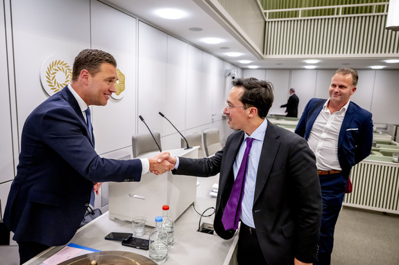 Links minister Heinen van Financiën, rechts senator Martens (GroenLinks-PvdA)