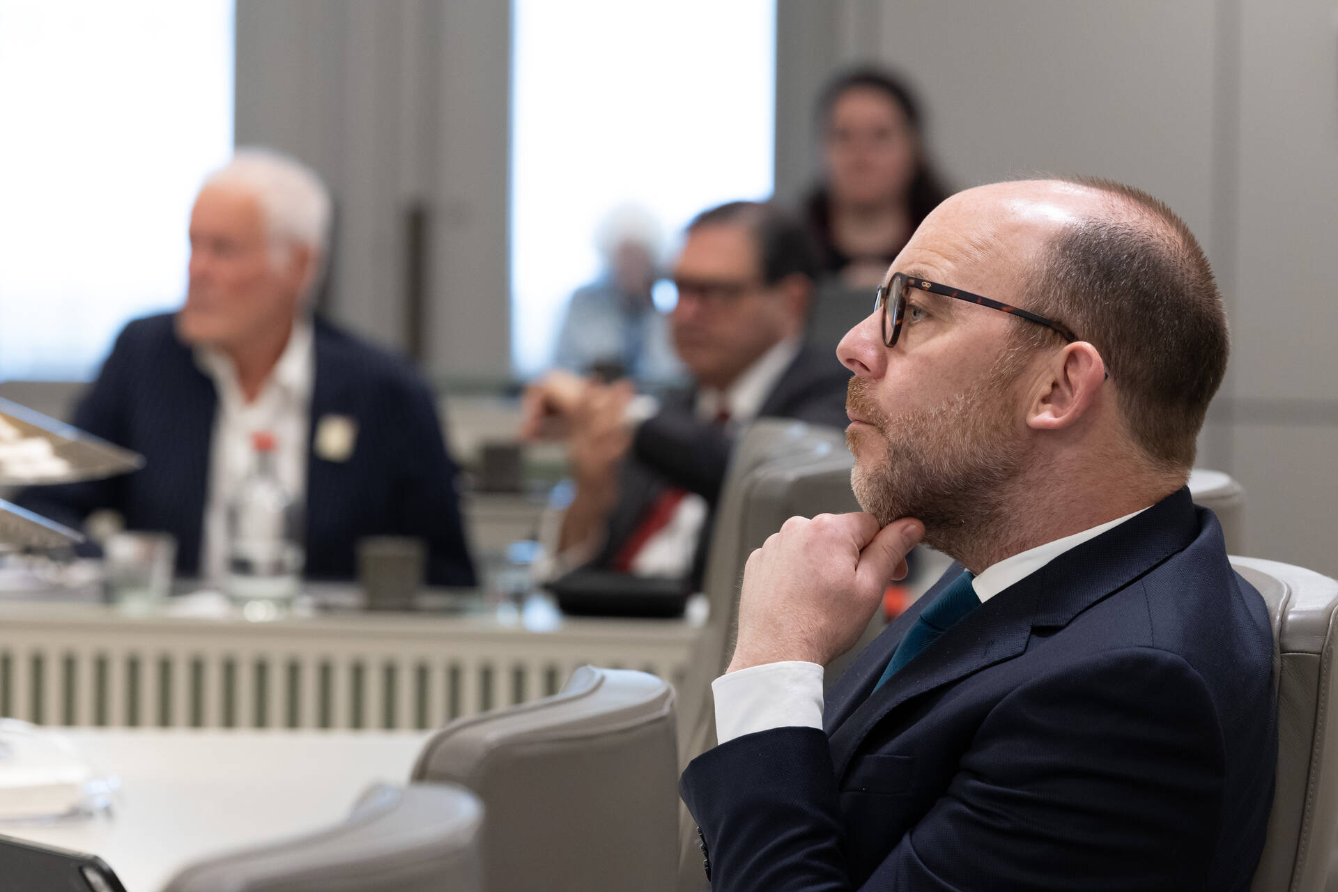 Minister Van den Brink (Asiel en Migratie) tijdens het debat op 19 mei 2026
