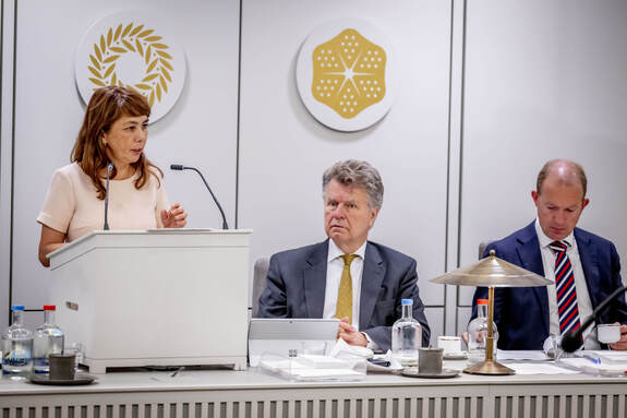 Voorzitter Mei Li Vos met Ondervoorzitters Boris Dittrich en Hendrik-Jan Talsma tijdens het debat op 26 mei 2026