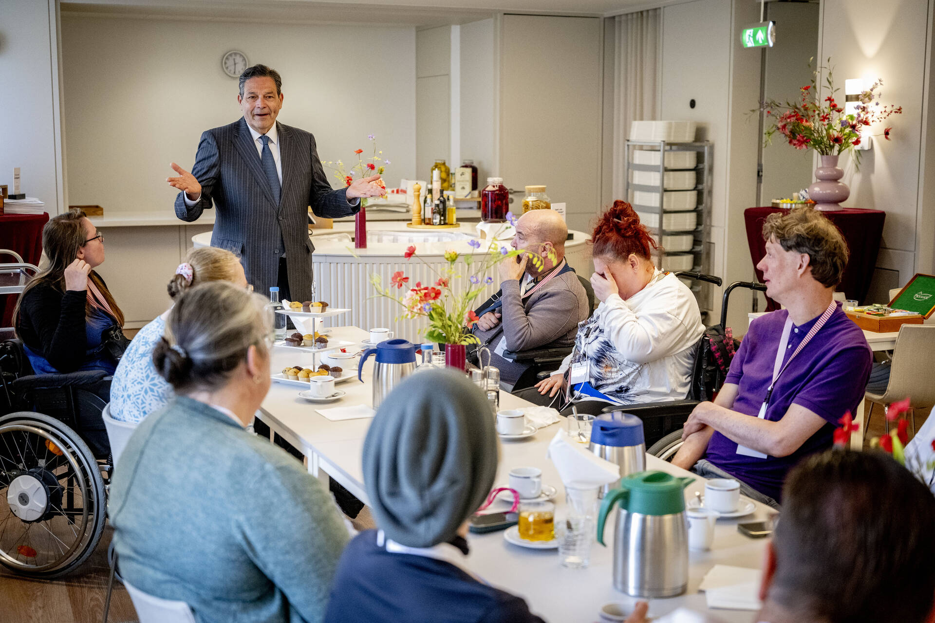 Senator Rik Janssen heette de stagiairs welkom