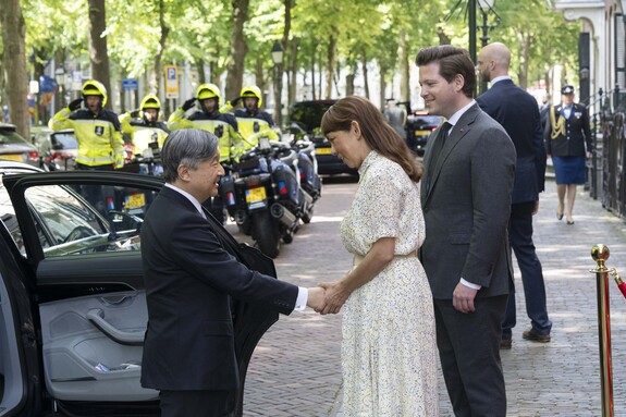 Eerste Kamervoorzitter Mei Li en Tweede Kamervoorzitter Tom van Campen begroeten keizer Naruhito