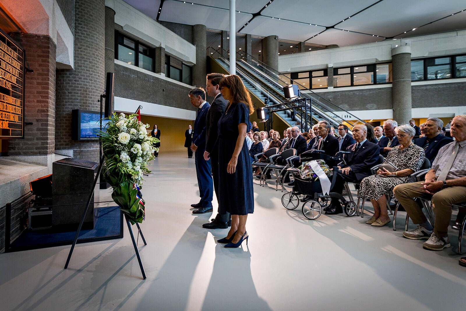 Voorzitters van de Eerste en Tweede Kamer bij de Indische Plaquette in de Tweede Kamer
