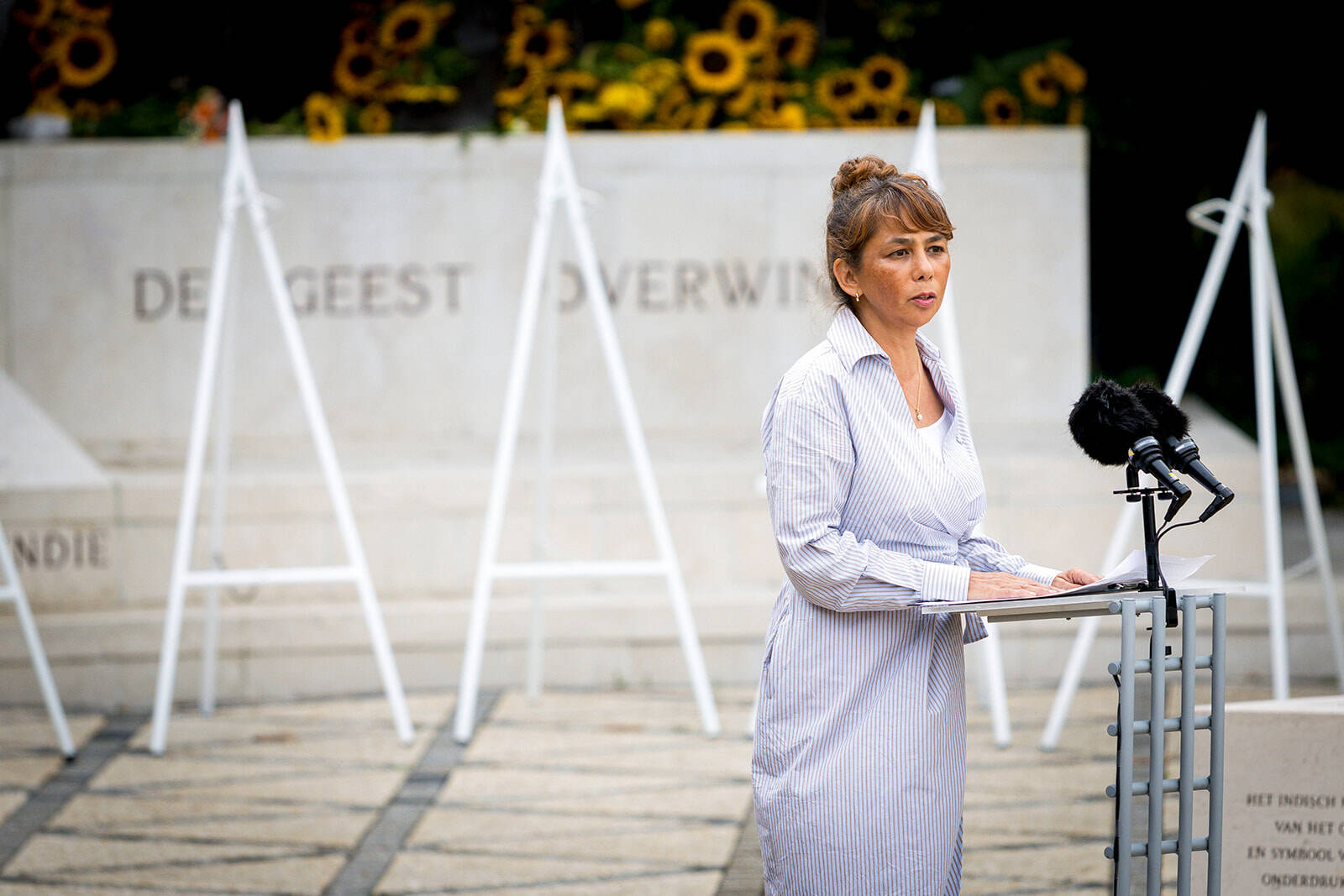 Kamervoorzitter Vos draagt het gedicht ‘Er leven haast geen mensen meer’ voor tijdens de Nationale Herdenking in Den Haag