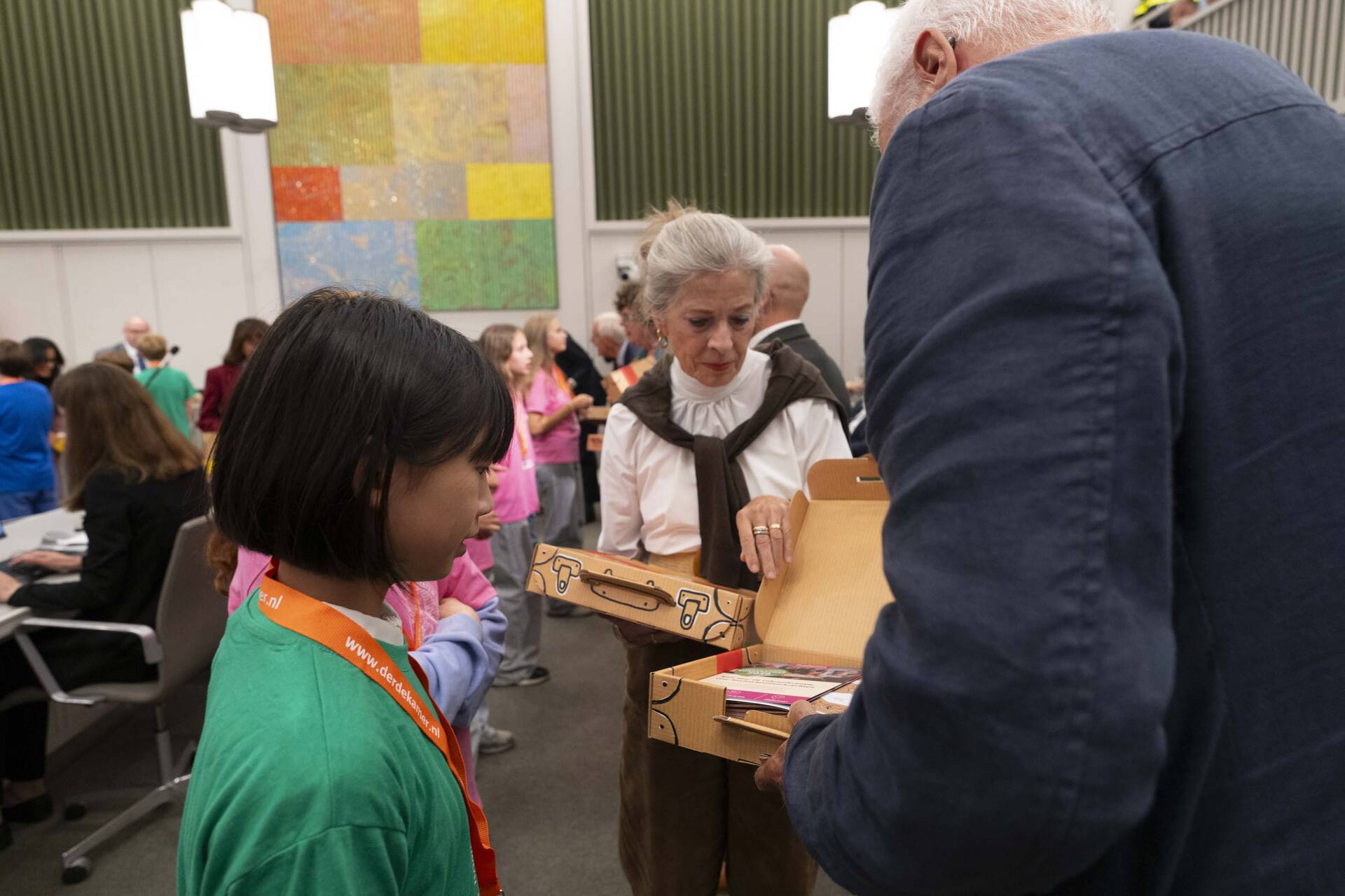 Ook aan fractievoorzitters in de Eerste Kamer werden koffers overhandigd 