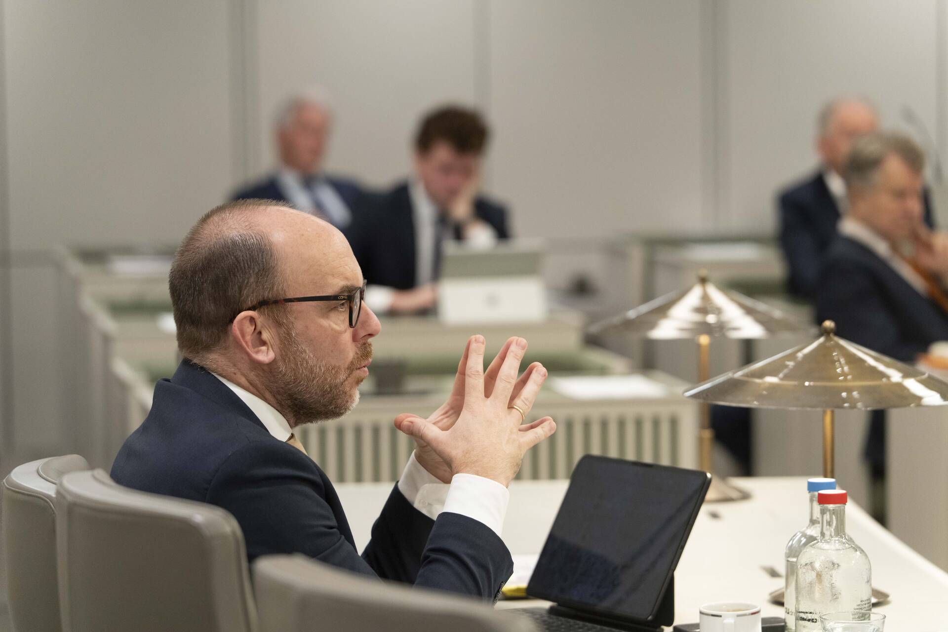 Minister Van den Brink tijdens het debat op 13 oktober 2026