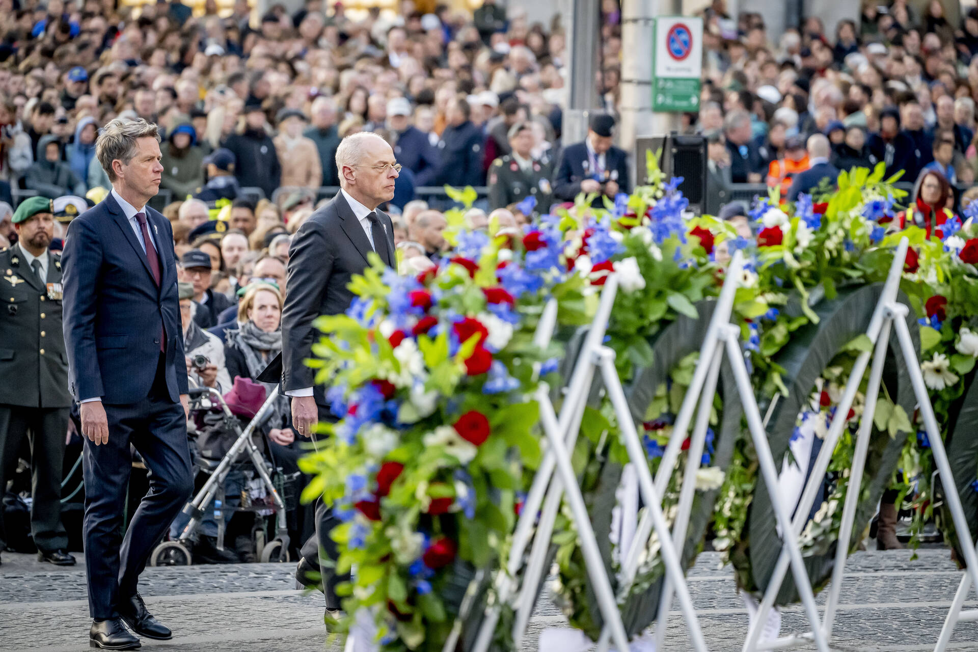 Tweede Kamervoorzitter Bosma en Eerste Kamervoorzitter Bruijn legden samen een krans 