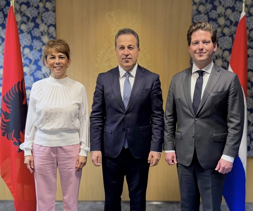 Niko Peleshi werd welkom geheten door Kamervoorzitters Mei Li Vos en Thom van Campen