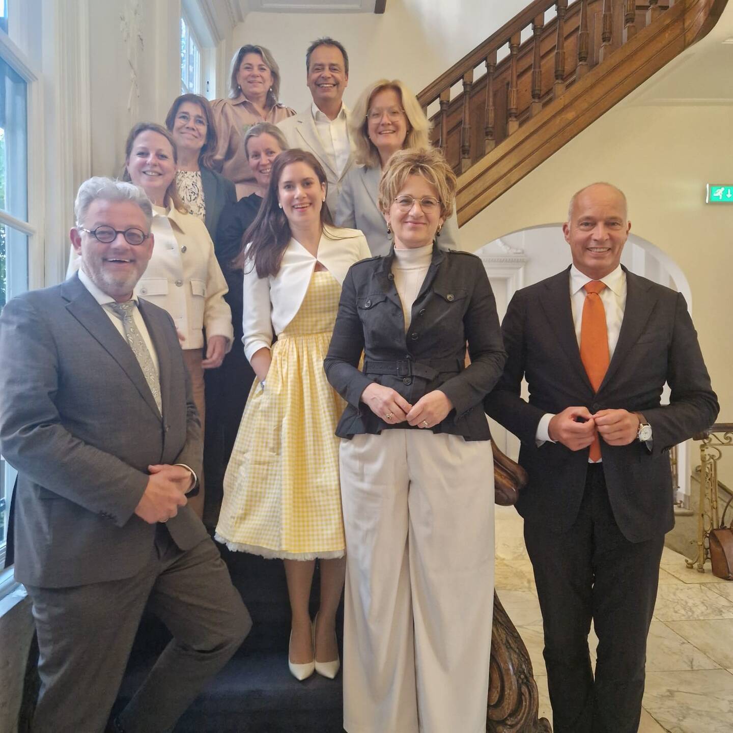 De twee delegaties op een trap